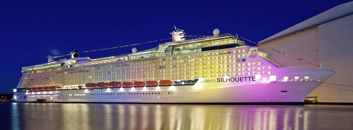 Der 319 Meter lange Kreuzfahrtgigant &bdquo;Celebrity Silhouette&ldquo; auf dem Weg zum Emssperrwerk. Für die Passage darf man auf maximal 2,20 Meter über Normalnull aufstauen.