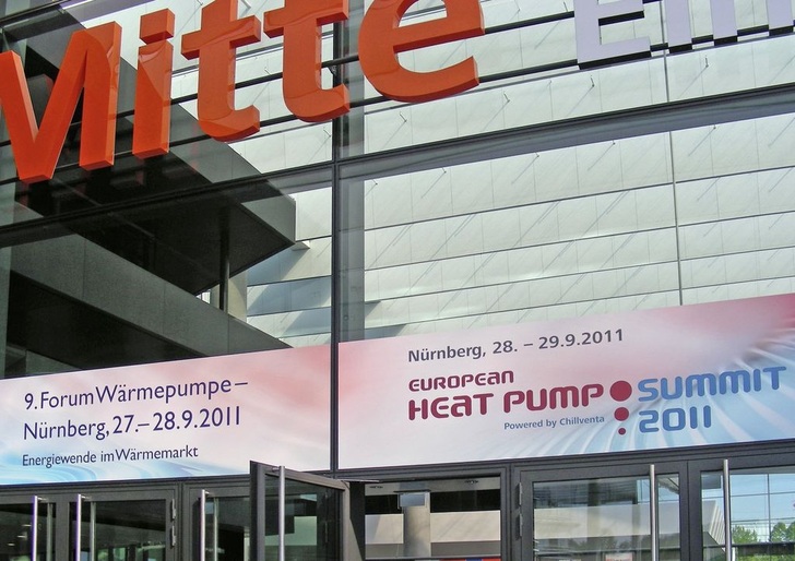 Insgesamt 450 Teilnehmer waren zum European Heat Pump Summit nach Nürnberg gekommen, der in diesem Jahr als Triple-Veranstaltung zusammen mit dem 9. Forum Wärmepumpe des BWP und dem Symposium &bdquo;Luft/LuftWärmepumpe für Gewerbeimmobilien&ldquo; des ZVKKW durchgeführt wurde.