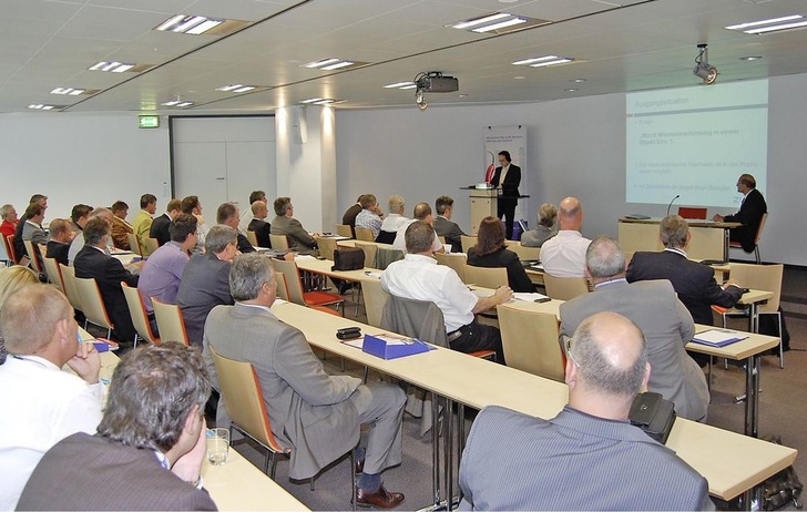 Das ZVKKW-Symposium zum Thema &bdquo;Luft/LuftWärmepumpe für Gewerbeimmobilien&ldquo; hier ein Blick in den Einführungsvortrag von Dr. Matthias Schmitt füllte am Mittwochnachmittag den rund 70 Plätze fassenden Raum fast komplett.