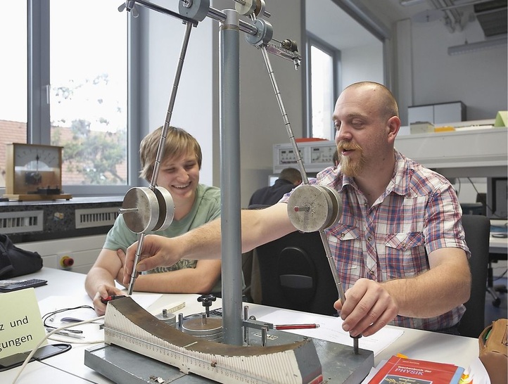 Im Physik-Labor: Jan-Philipp Fischer und Steffen Richter beim Versuch zu &bdquo;Resonanzen und Schwingungen&ldquo;