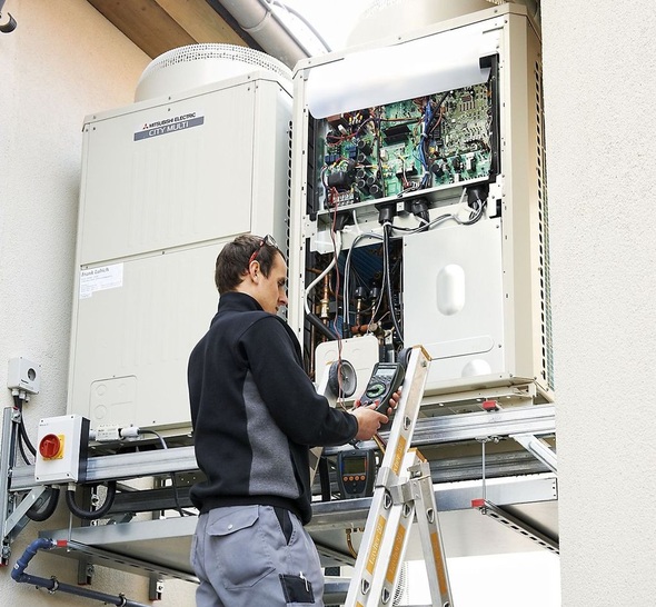 Mit einem robusten und stoßfesten Gehäuse sowie einer intuitiven Bedienoberfläche sind digitale Monteurhilfen trotz der zahlreichen technischen Anwendungsmöglichkeiten auf einen sicheren und einfachen Umgang in der Praxis ausgelegt.