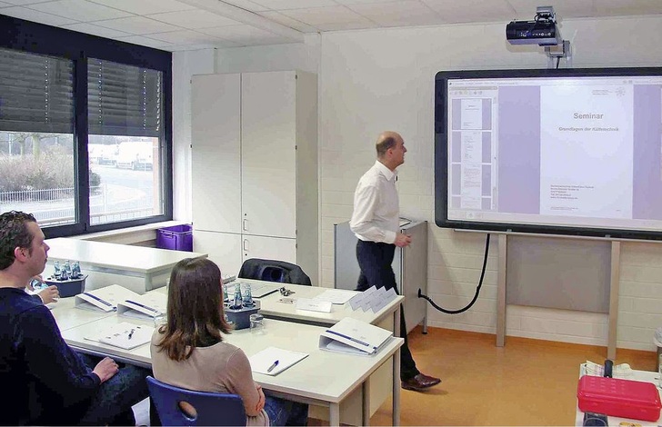 In dem eintägigen Seminar &bdquo;Kältetechnische Grundlagen für kaufmännische Mitarbeiter&ldquo; haben sich die Teilnehmer erste Einblicke verschafft.