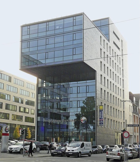 Außenansicht des Event-Gebäudes in Frankfurt/Main. In den vorspringenden drei Stockwerken sind die Räumlichkeiten untergebracht, darüber befindet sich die Dachterrasse.