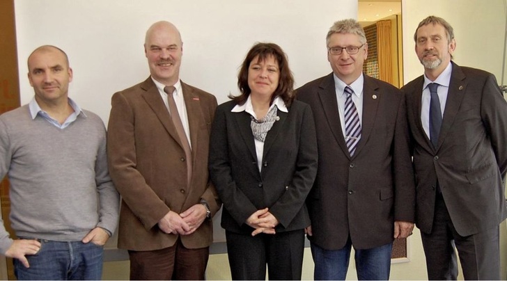 Lächelt für die Kamera der neue BIV-Vorstand 2012 (v. l.): Jan Schultz,Heribert Baumeister, Andrea Lojewski, Wilfried Otto und Klaus Gering