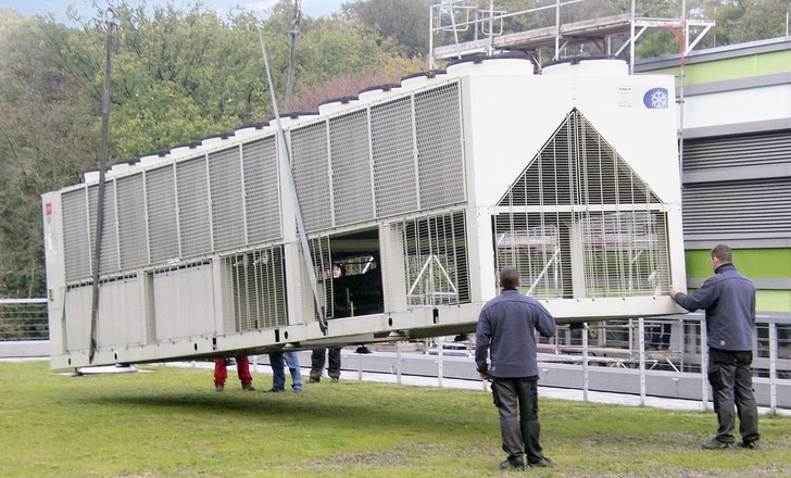 Die Ausrüstung der trans­portablen Kaltwassersätze mit robustem, wetterfestem Gehäuse und 4"-Schnellkupp­lungen erlaubt eine schnelle Installation und Inbetriebnahme. Die Kälteerzeuger eignen sich für Industrie­anwendungen wie Prozesskühlung und Klimatisierung.