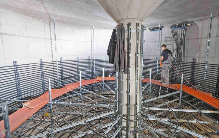 Im Inneren eines Eisspeichers: Entlang der Wärmeübertragerrohre bilden sich Eiszylinder.