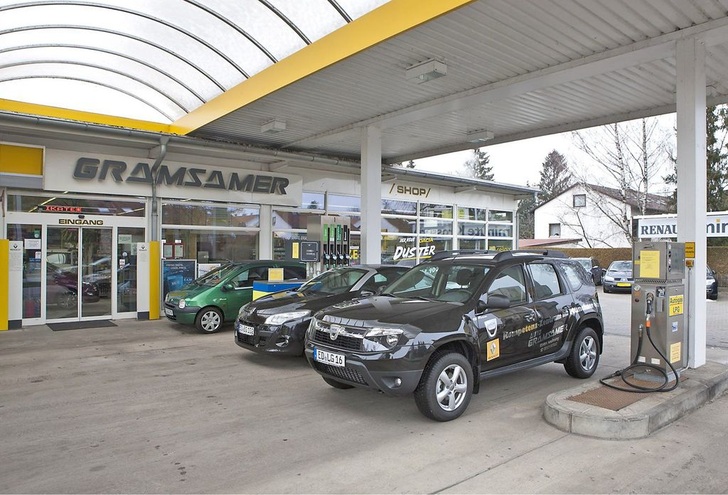 Seit November 2011 sorgt im Autohaus Gramsamer eine KWKK-Anlage für angenehme Raumtemperaturen.