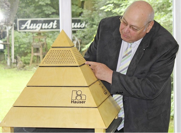 Von der Antike inspiriert ist die Formgebung des Luftreinigungssystems sansoro-Pyramide, begutachtet von Hauser-Geschäftsführer Hansgeorg Hauser. - © Hauser Umwelt-Service
