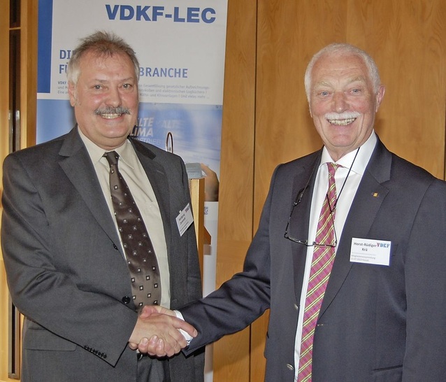 Sie hatten sich beide zur Wahl gestellt: Der unterlegene Horst-Rüdiger Krä (r.) gratulierte dem neu gewählten VDKF-Präsidenten Wolfgang Zaremski als Erster.