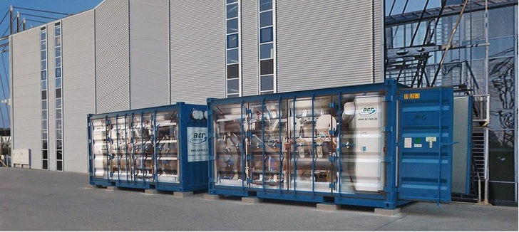 Zwei Tiefkältezentralen in Containerbauform mit 650 kW Kälteleistung bei 24°C Soletemperatur in der Pharmaindustrie - © Alle acr
