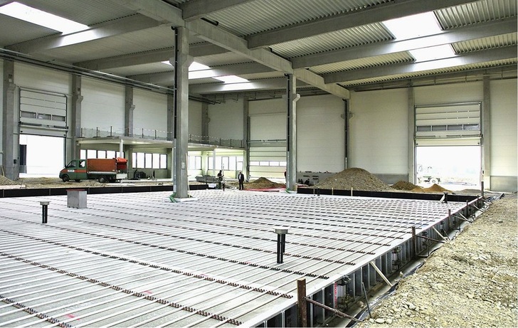 Durch den Pufferspeicher im Hallenboden wird an kalten und sonnenarmen Tagen die im Boden gespeicherte Wärmeenergie an die Hallenluft abgegeben.