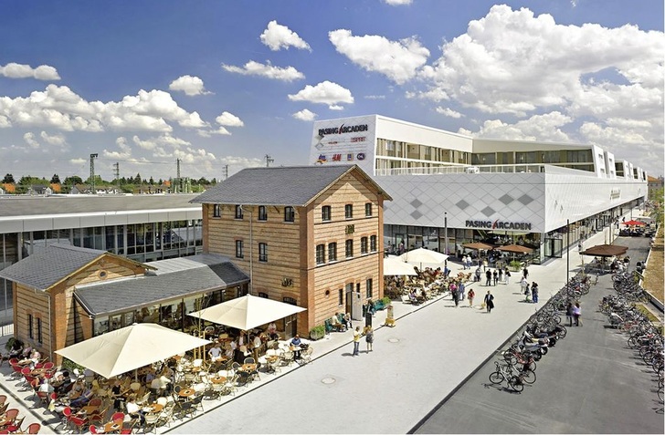 Mit der Diagnosetechnik INT69 wird ein 4-Zylinder-Hubkolbenverdichter überwacht, der zur Klimaanlage eines Lebensmittel-Discounters im Einkaufszentrum Pasing-Arcaden in München gehört.