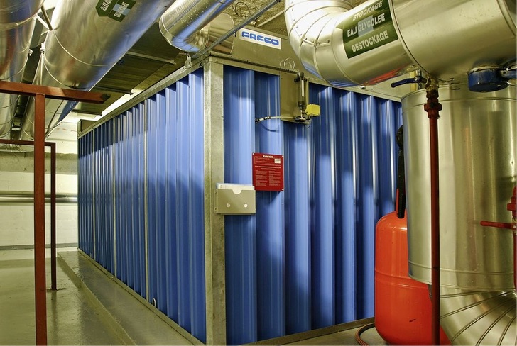 Eisspeicher sind in Frankreich so etwas wie eine Versicherung gegen steigende Strompreise. Durch vertraglich vereinbarte Sperrzeiten während des Tages und Höchstleistungsgrenzen für Gebäude können ganzjährig niedrigere Stromtarife gewährt werden.