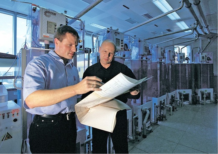 Der neue Chef sollte sich erstmal mit dem Betrieb und den altgedienten Mitarbeitern vertraut machen.