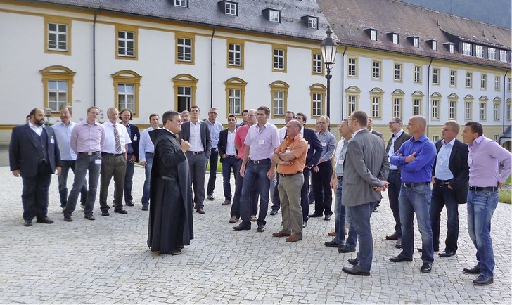 Unter &bdquo;heiliger Flagge&ldquo; wurden die Teilnehmer durch das Kloster Ettal und die Brauerei geführt.