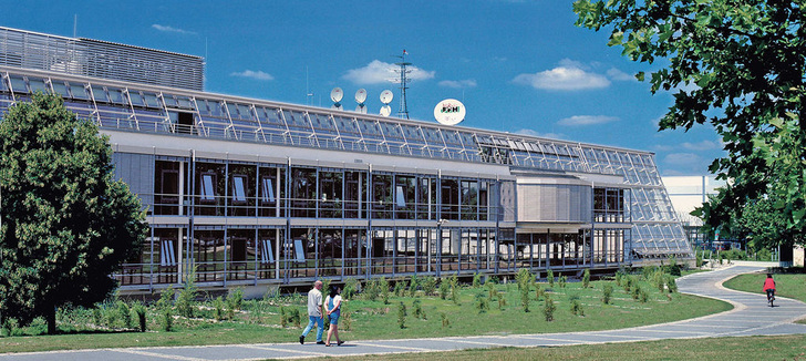 Im Funkhaus von Radio FFH werden 120 Mitarbeiter beschäftigt, die nach der Sanierung in gut klimatisierten Verwaltungs-, Sende- und Redaktionsräumen arbeiten können.