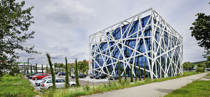 Die weiße Stahlkon­struktion verleiht dem Bürogebäude sein unverwechselbares Äußeres.