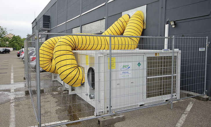 Zwei mobile acr-Lüftungszentralen mit jeweils 80 kW Kühl- und Heizleistung