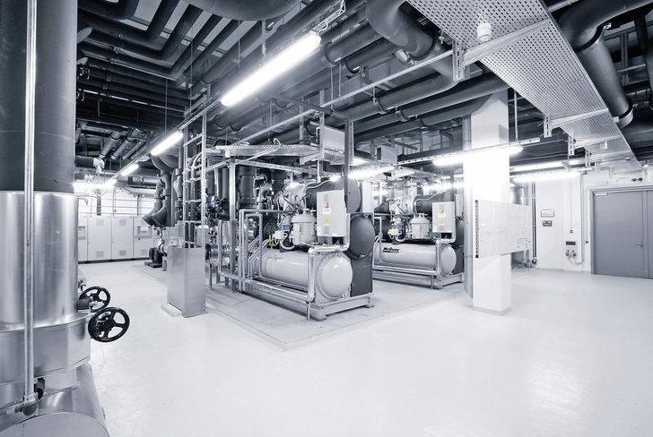 Die beiden McQuay WSC 087 Turbokaltwassersätze mit jeweils 1,9 MW dienen zur Abdeckung von Spitzenlasten