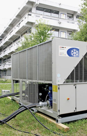 Während des Ausfalls einer internen Kühlanlage konnte mit mobilen Kühleinheiten die reibungslose Nutzung der Forschungslabors und Klimakammern im Max-Planck-Institut in Martinsried sichergestellt werden.