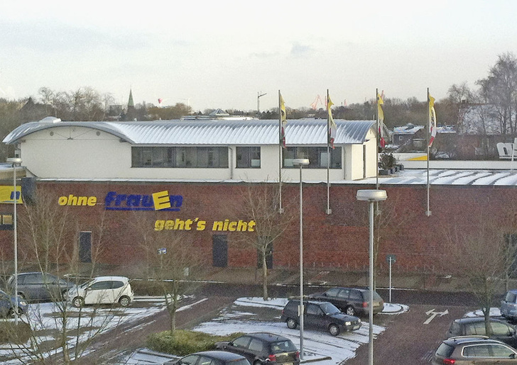 Bild 1: Auf dem Dach des LF-Einkaufszentrums in Brunsbüttel von Edeka Frauen ist der neue Verwaltungstrakt der Gruppe mit effizienter Beheizung und Klimatisierung untergebracht.