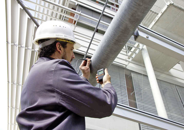 Mit dem Zinc-Tester ist eine präzise und zerstörungsfreie Schichtdickenmessung auf Stahl und Nichteisenmetallen in einem Messbereich von 0 bis 2500 µm möglich. Damit lassen sich beispielsweise Verzinkungen überprüfen.