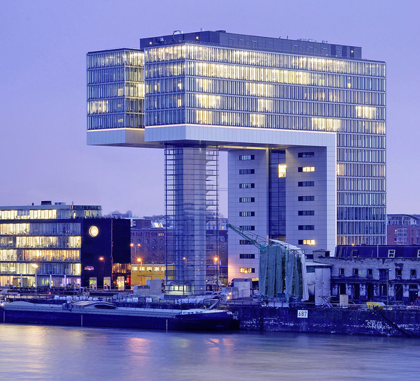 Das Kranhaus Plus am Kölner Rheinauhafen wird mit einer Betonkernaktivierung von Uponor gekühlt.