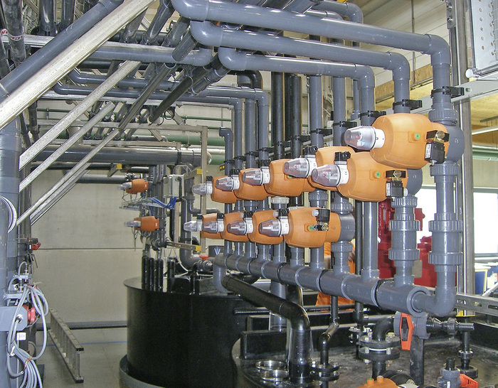 Diese Lösung bei Donauchem umfasst unter anderem Rohre aus PE 100 mit stumpfgeschweißten Verbindungen und Rohre aus PVC-U mit Klebeverbindungen.