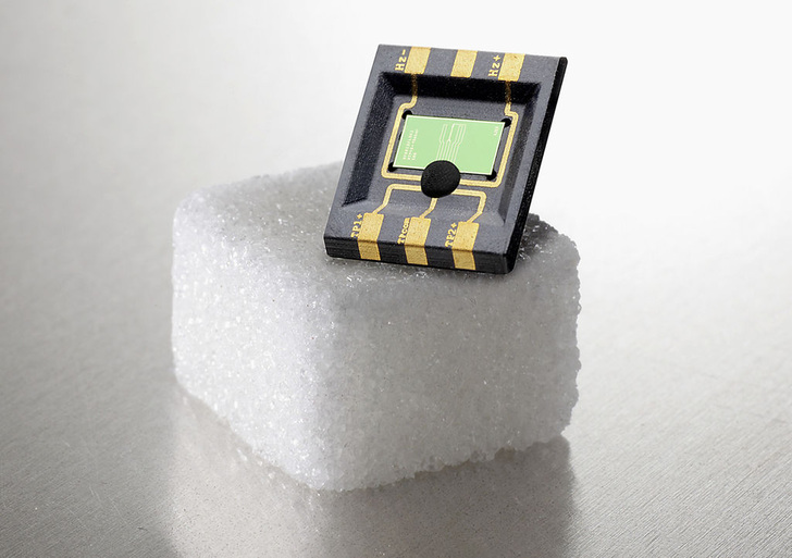 Der Strömungskanal des neuen Sensors wird direkt ins Silizium geätzt. Dadurch kann er mit minimalen mikrotechnischen Toleranzen hergestellt werden. Die 20-mal genauere Ätzung ermöglicht es, auch einen Druckbereich von 15 mbar abzudecken.