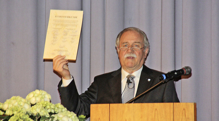 Der Geschäftsführer der Landesinnung Hessen-Thüringen / Baden-Württemberg, Manfred Seikel, präsentiert den Gästen der Fusionsfeier die Fusionsurkunde und spricht von einer &bdquo;kalten Fusion mit heißem Herzen&ldquo;.