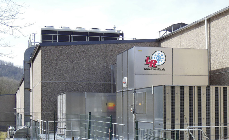 L&R Kühlturmanlagen aus Edelstahl mit Schalldämpfern; Kälteleistung 2 900 kW