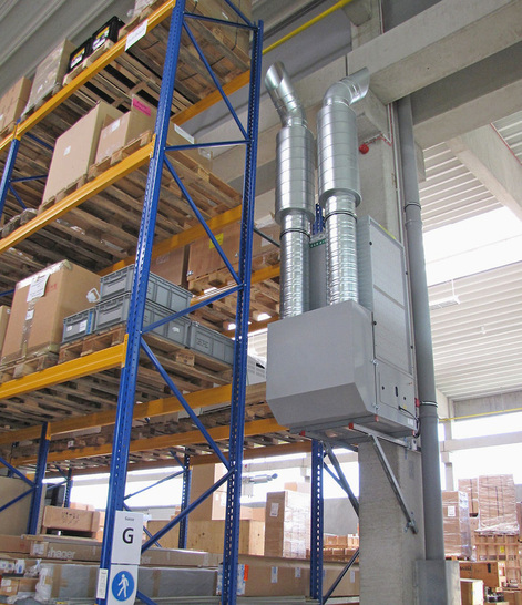 Die Luftreiniger CamCleaner von Camfil bewirken in den Lagern von Carl Zeiss IMT eine Partikelreduzierung um 80 Prozent, ein gesünderes Arbeitsklima sowie Heizkosteneinsparungen aufgrund intensiverer Luftzirkulation.