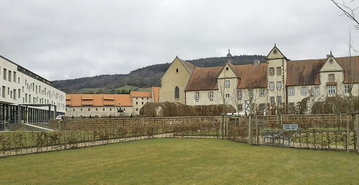 Tagungszentrum Kloster Haydau: Eine nahegelegene Biogasanlage versorgt die historische Kloster­anlage (rechts) und das neu gebaute Tagungshotel (links) mit Warmwasser, Heiz- und Kühlenergie.