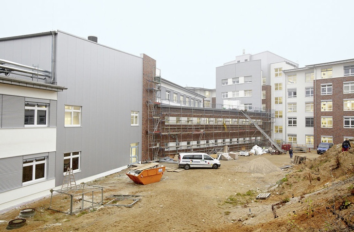 Viele Gewerke arbeiteten parallel an der Erweiterung des St. Franziskus Krankenhauses, damit der Fertigstellungstermin im Frühjahr 2013 gehalten werden konnte. - © Deutsche Rockwool Mineralwoll GmbH & Co. OHG

