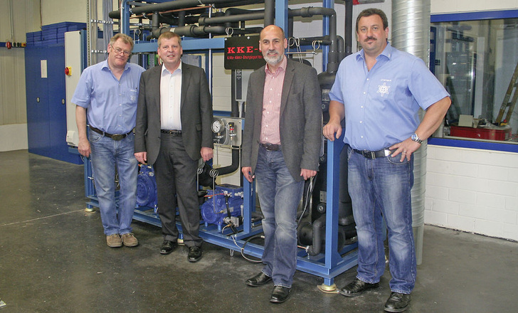 Von links: Gavin Sands (NKF), Berthold Schnase (GEA), Peter Gärtner (KKE System) und Jörg Colmsee (NKF) vor der neuen CO<sub>2</sub>-Booster-Anlage - © GEA/nkf
