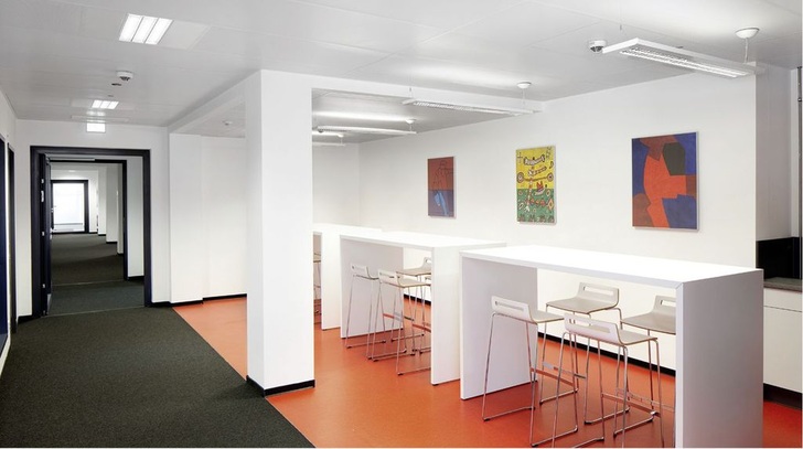 Auch in der Cafeteria profitieren die Mitarbeiter von einem günstigen Raumklima. Aufgrund der schallabsorbierenden Eigenschaften des Heiz- und Kühldecken-Systems Carboline sorgt die Geräuschdämmung über Schallabsorptionsvliese in den Deckensystemen für eine angenehme Atmosphäre.