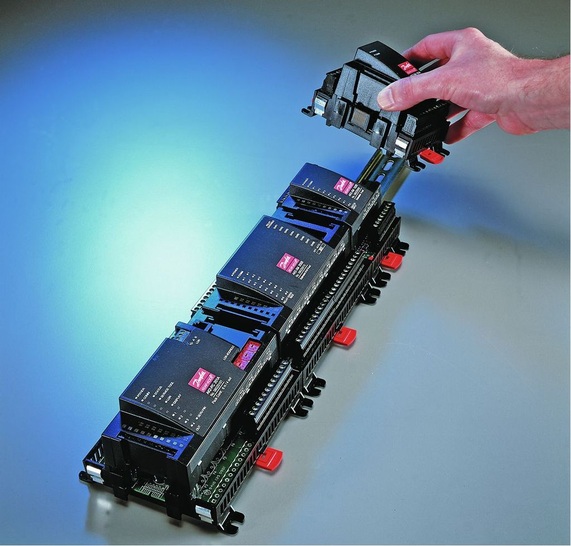 Bild 1: Der Kaskaden-Verbundanlagenregler AK-PC 783 gehört zur Serie AK 2 des Regel- und Überwachungssystems Adap-Kool von Danfoss.