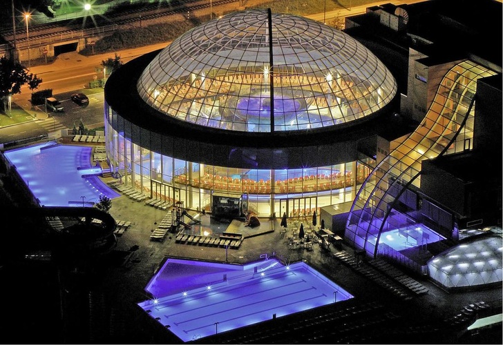 Bild 1: Bei der Klimatisierung von Schwimmhallen lassen sich durch optimierte Anlagentechnik deutliche Einsparungen erzielen.