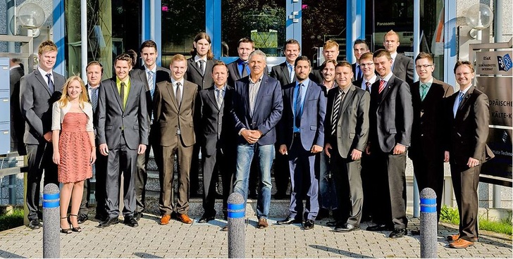 ESaK-Bachelor-Absolventen 2013 mit Festredner Dr. Harald Schmid (Mitte) und Akademieleiter Prof. Dr.-Ing. Dominik Cibis (rechts) - © Thomas Zintel
