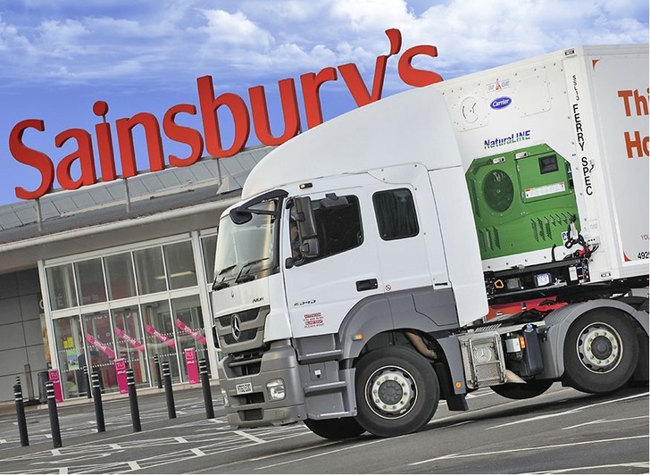 Die britische Handelskette Sainsburys testet derzeit, ob sie mit CO<sub>2</sub>-gekühlten Lkw-Aufliegern jährlich über 70000 t CO<sub>2</sub> einsparen kann, was der Emission von 34000 Pkw entspräche. - © Sainsburys
