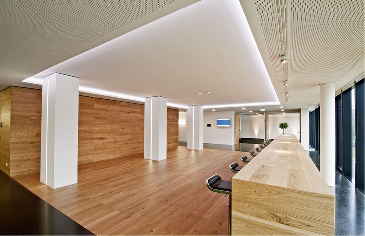 Fugenlose geschlossene Klimadecken sind ein zentrales Element der architektonischen Raumgestaltung.