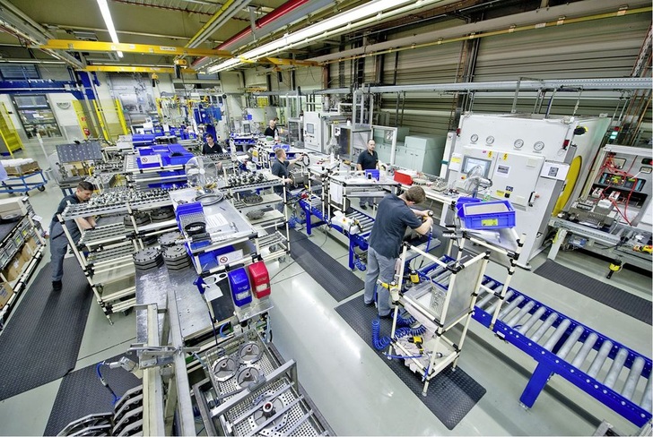 Einblick in eine der Fertigungshallen von Bitzer in Schkeuditz