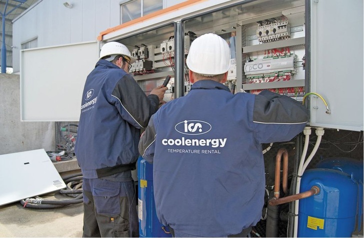 Retrofit: Servicetechniker tauschen veraltete Kältekomponenten gegen modernes Mietmodul aus.