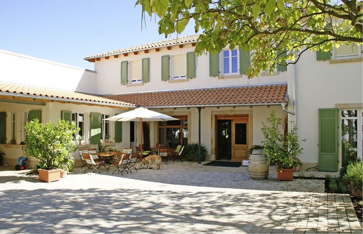 Durch den neuen Anbau entstand am Gutshaus ein geschützter Innenhof.