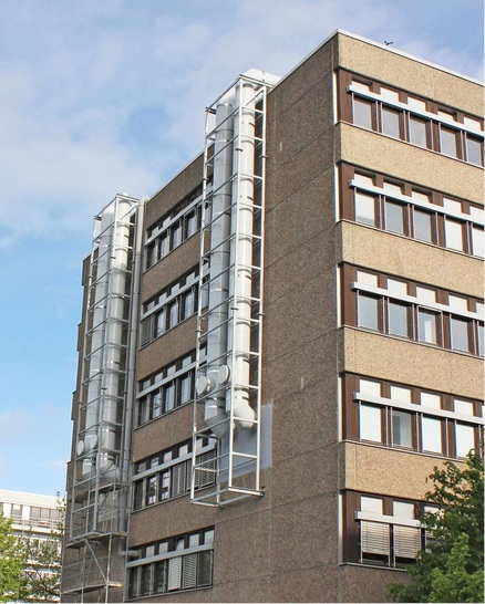 Beim Forschungszentrum AVZ Münster stellt ein an der Fassade montiertes Rohrsystem die Verbindung zwischen der Lüftungszentrale auf dem Dach und dem Reinraum her.