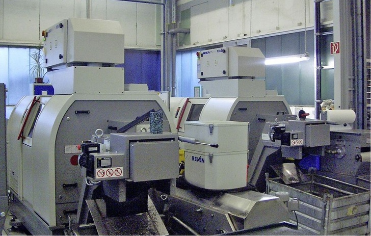 Mehrstufige Ölnebel­abscheider, dezentral auf Drehmaschinen installiert.