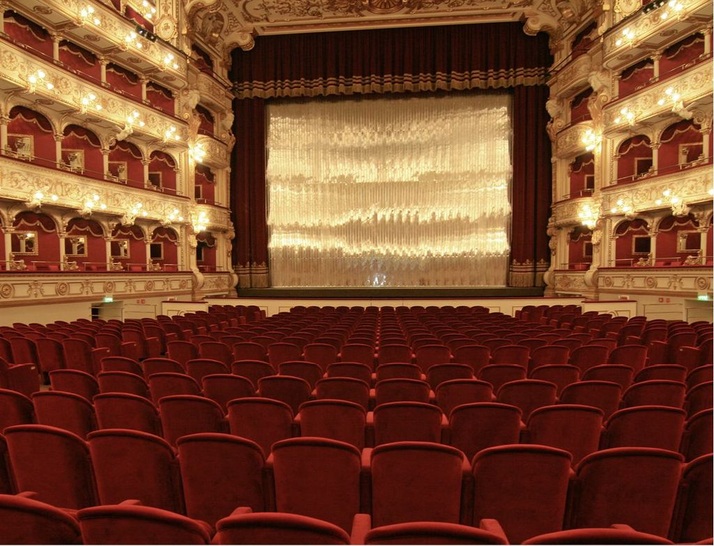 Mit einem Schallleistungspegel von 30 dB(A) eignet sich der Antrieb besonders für den Einsatz in lärmempfindlichen Umgebungen wie Theatern oder Tonstudios, wo bislang zum Teil auf eine zusätzliche Schallisolation zurückgegriffen werden musste.