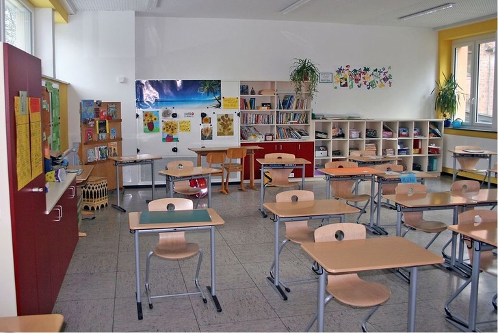 Das Lüftungsgerät Schulbox von Rosenberg (hinten) sorgt für ein optimales Raumklima in Klassenzimmern auch bei geschlossenen Fenstern. Ein Kohlendioxid-Sensor (rechts oben neben dem Lüftungsgerät) misst die CO2-Konzentration im Raum und aktiviert bei Bedarf die Lüftung.