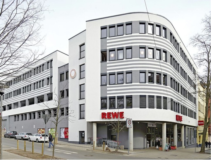 Der Sitz des cdw Stiftungsverbundes befindet sich in einem Büro­gebäude, das mit seiner modernen, L-förmigen Bauweise und der über Eck stark abgerundeten Fassade optische Akzente setzt.