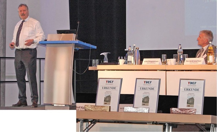 Der Preis ist heiß: Präsident Zaremski und Geschäftsführer Hengstermann hatten goldene, silberne und bronzene Bausteine für die Sanierung des Josef-Bieber-Hauses im Angebot.